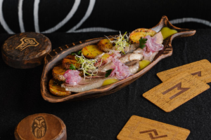 Оселедець з запеченою картоплею та маринованою цибулею