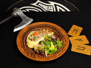 Картопляне пюре з яловичиною та маринованими огірками