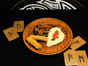 Овочеве соте з картопляним пюре та сирними паличками